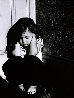 صور عن البنات الحزينة معبرة عن البكاء.